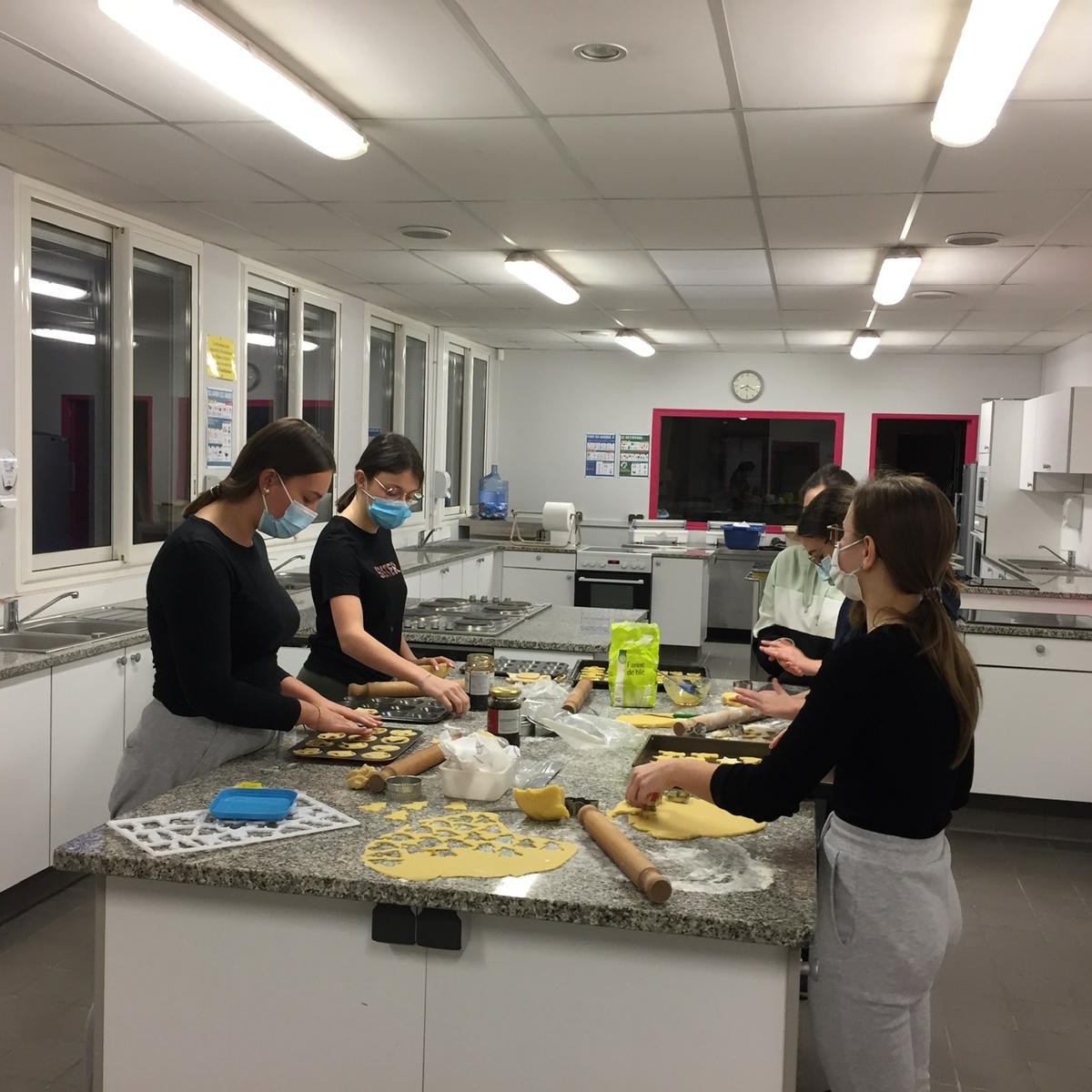 Des élèves de T ASSPA  ont élaboré des mince pies ainsi que des sablés au profit de la FOP