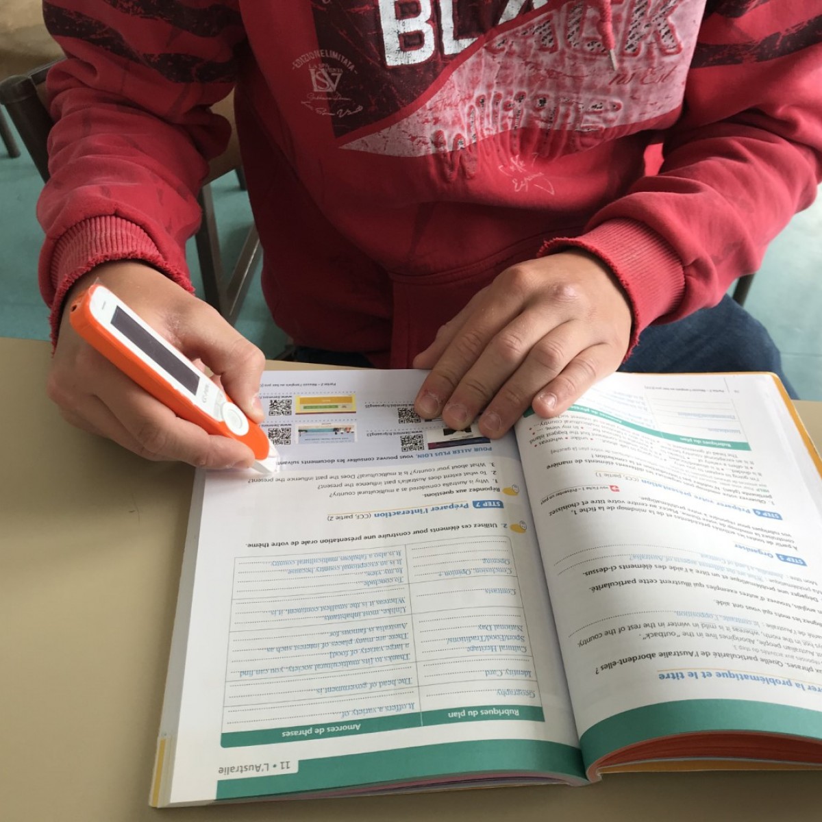 Les élèves à besoins spécifiques ont pu manipuler le stylo C-Pen, sur le site Coty