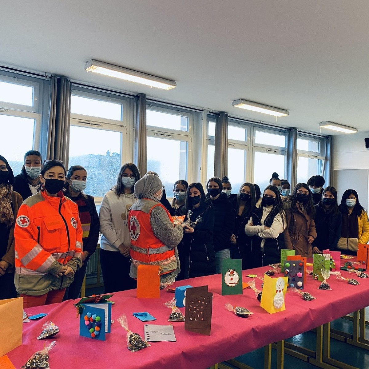 Création de sachets de chocolats et de cartes de vœux pour les sans-abris