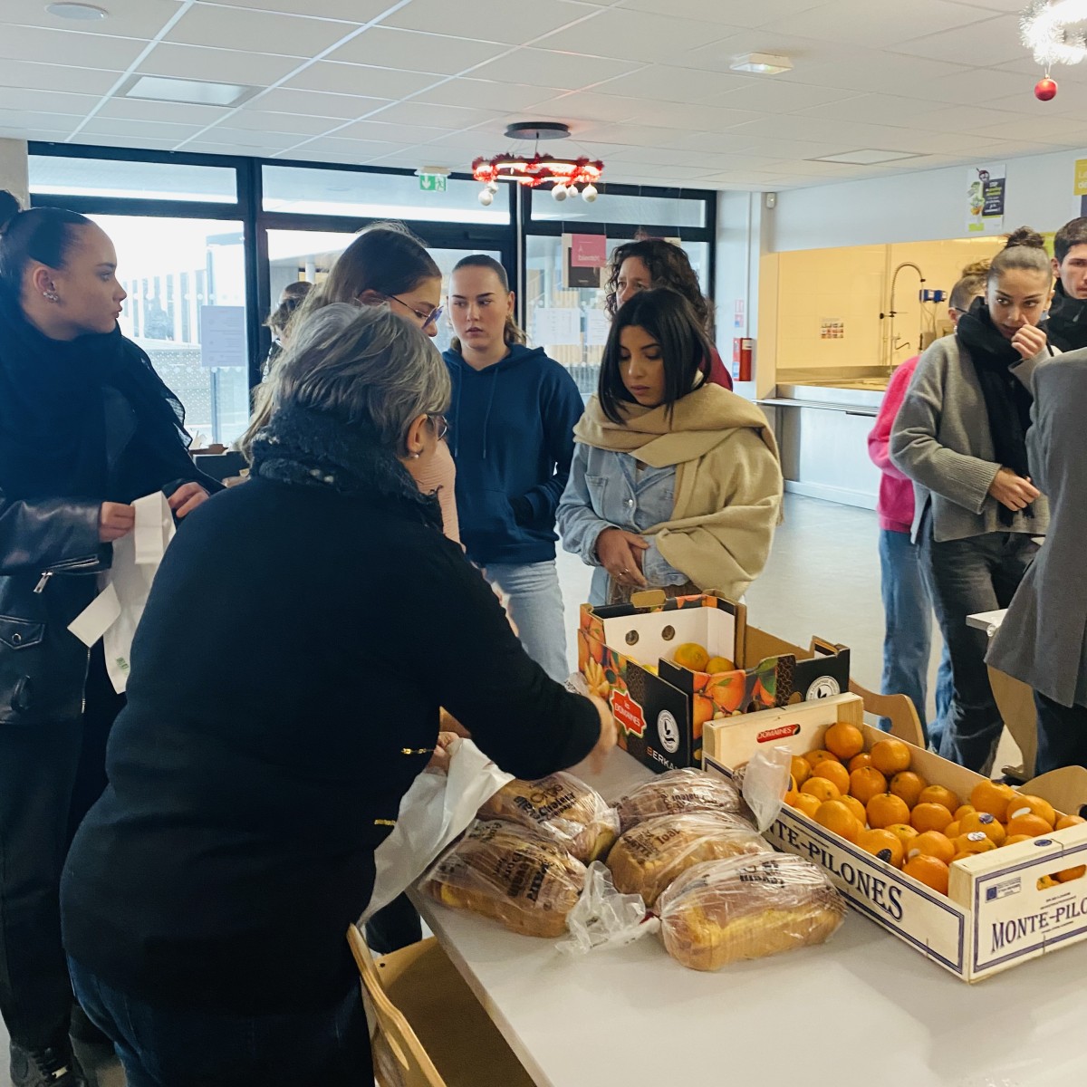 Distribution de brioches et clémentines