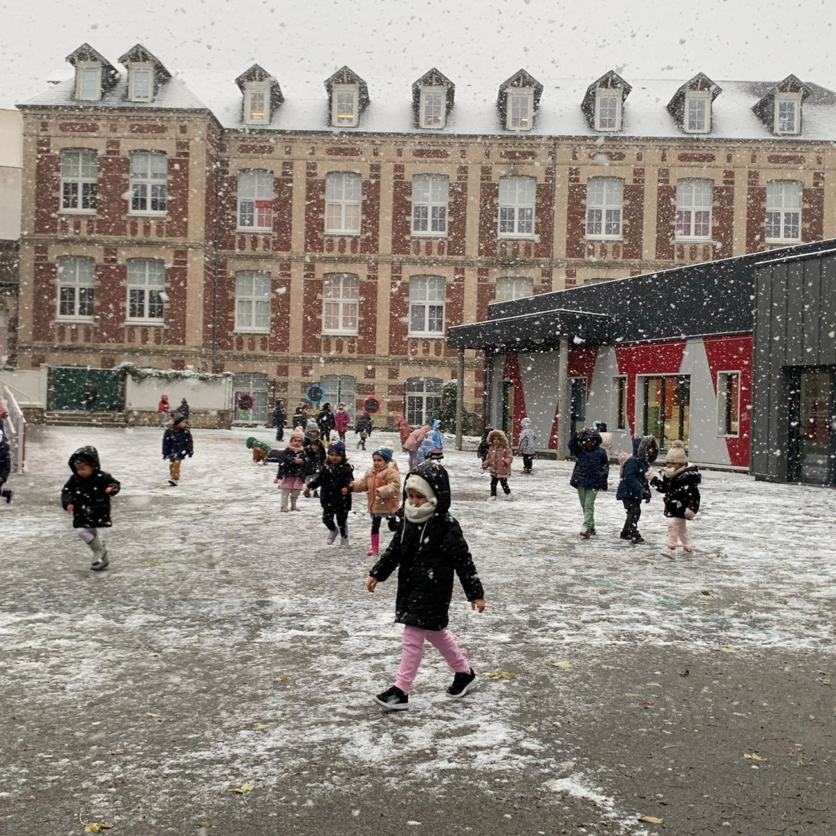 La neige s'est invitée dans la cours de l'école !