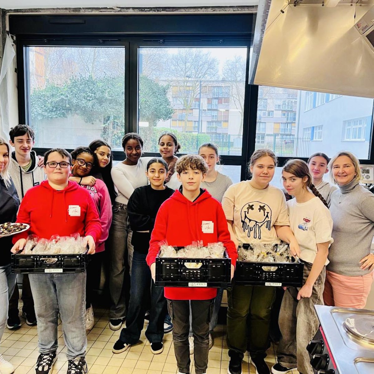 Préparation de chocolats pour le Secours Catholique