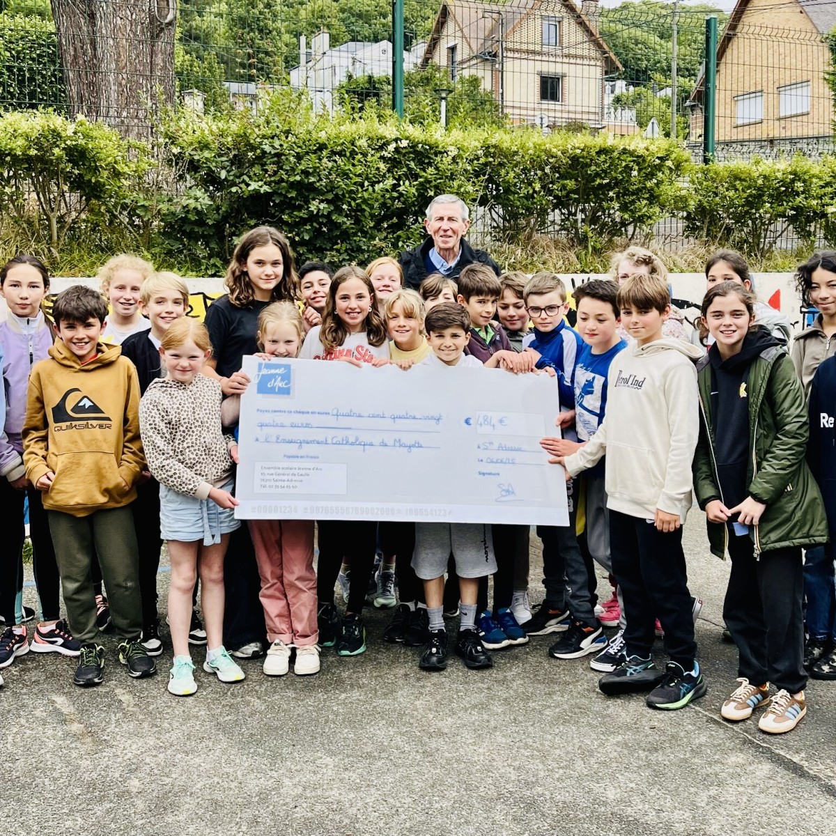 Remise d'un chèque pour les enfants de Mayotte