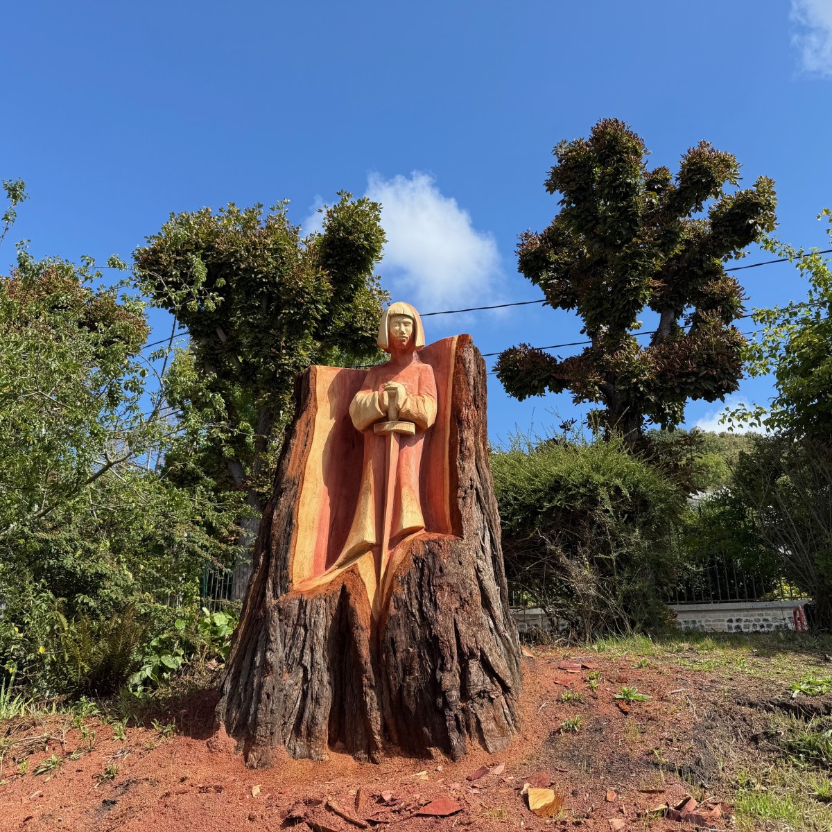 Sculpture Jeanne d'Arc dans notre séquoia centenaire
