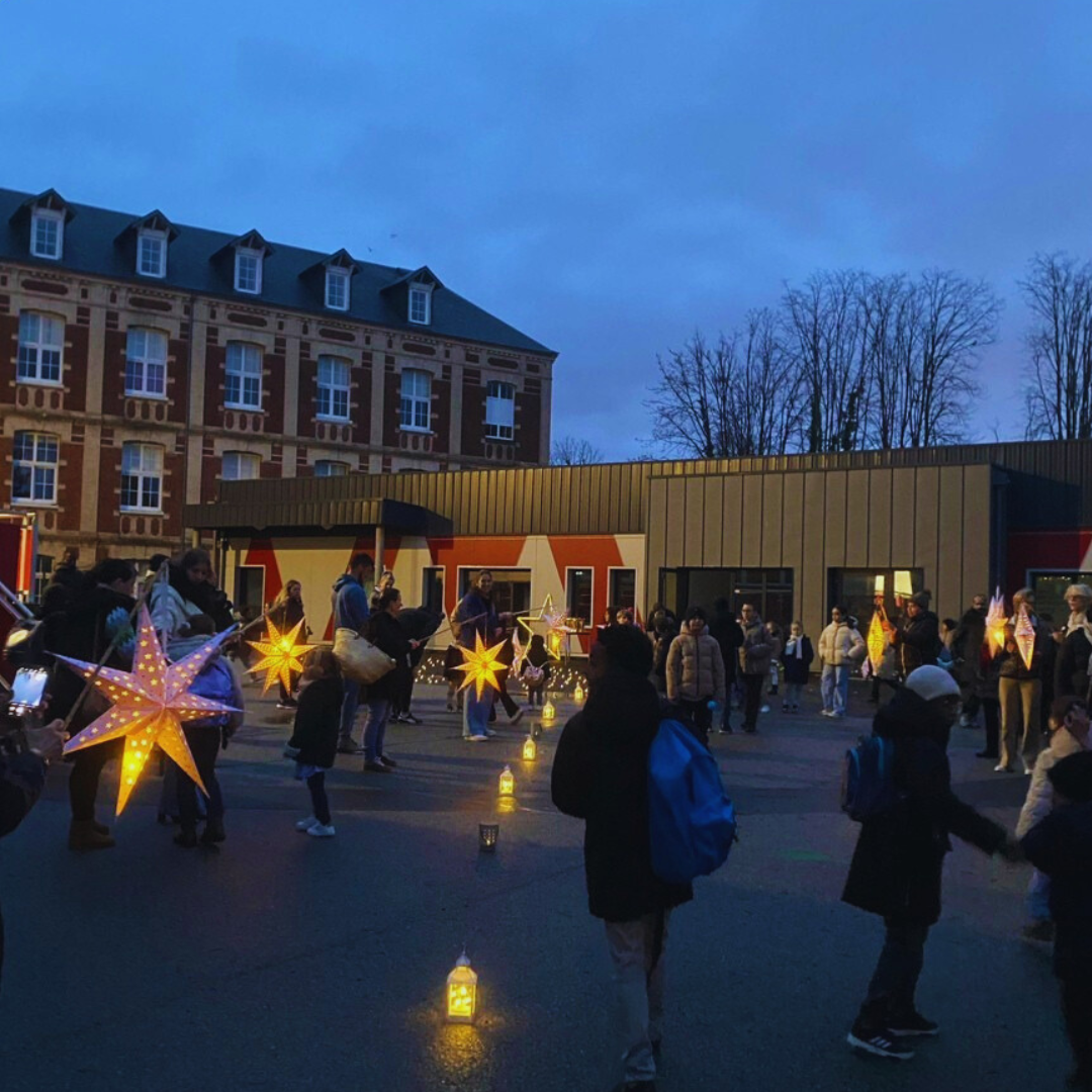Et si nous devenions des semeurs de lumière ️ Accueil de toute la communauté éducative dans la pénombre ce matin pour la fête de la lumière Un signe dunité de paix dintériorité et de joie 1