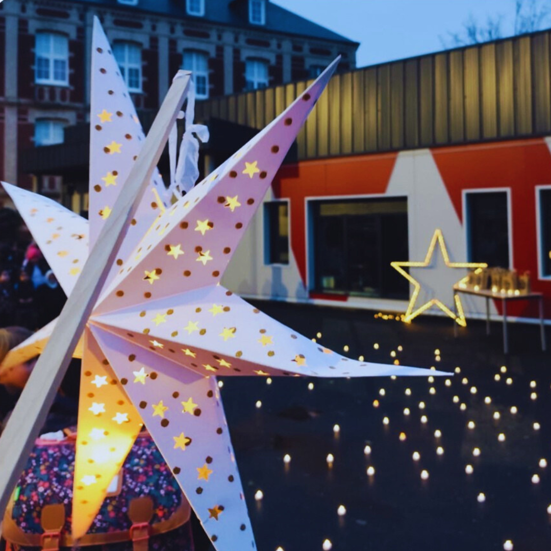 Et si nous devenions des semeurs de lumière ️ Accueil de toute la communauté éducative dans la pénombre ce matin pour la fête de la lumière Un signe dunité de paix dintériorité et de joie 2