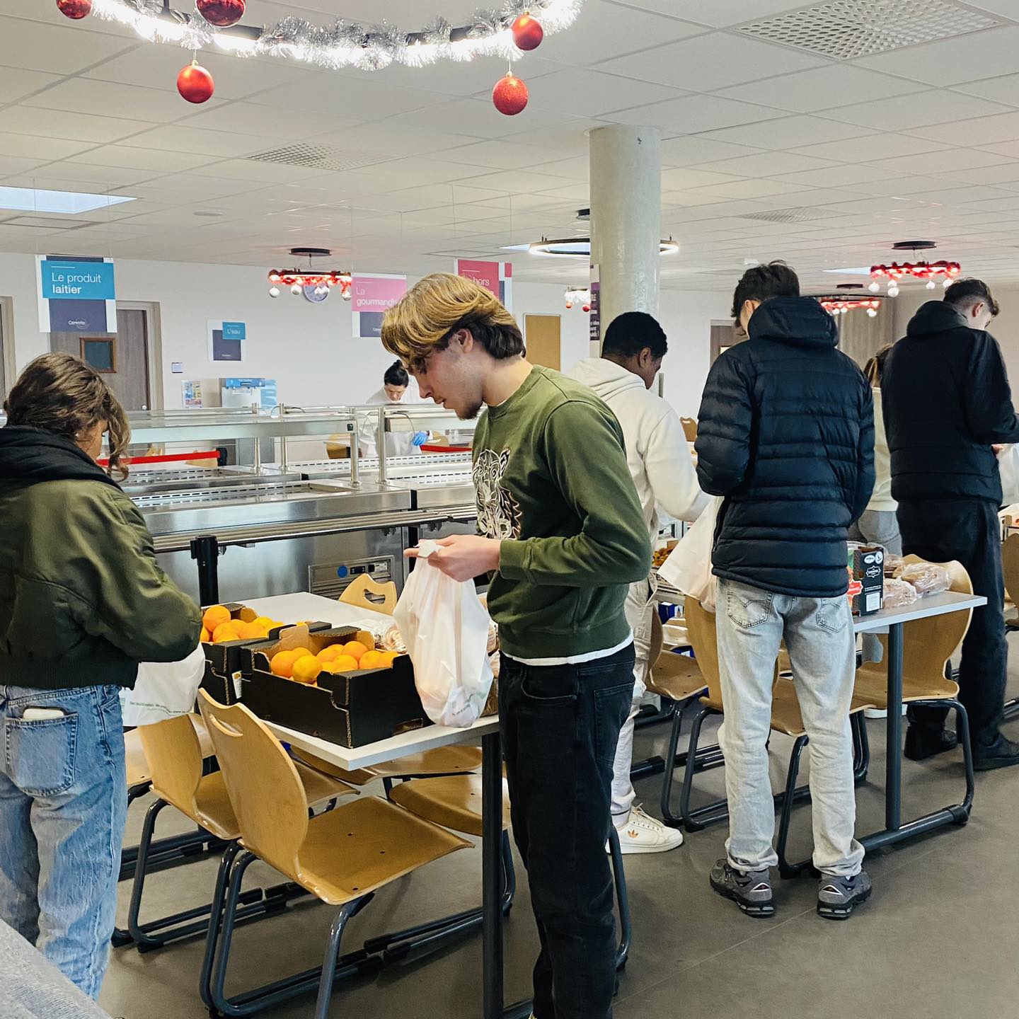 Lycée Polyvalent Distribution de brioches et clémentines
